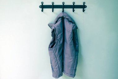 Çocuk dış giyim askı üzerinde. Windbreakers, soğuk havalarda yürüyüşleri için ceketler.