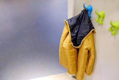 Çocuk dış giyim askı üzerinde. Windbreakers, soğuk havalarda yürüyüşleri için ceketler.