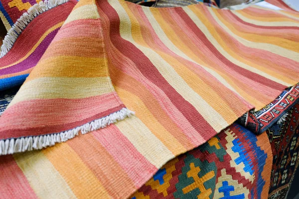 Renkli geleneksel Perulu tarzı, yakın çekim halının yüzeyi. Dokular.