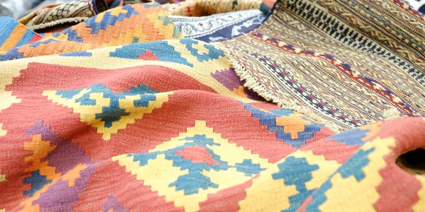 Renkli geleneksel Perulu tarzı, yakın çekim halının yüzeyi. Dokular.