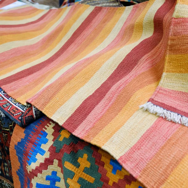 Renkli geleneksel Perulu tarzı, yakın çekim halının yüzeyi. Dokular.