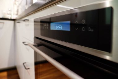 Modern siyah indüksiyon Ocak, hob, hob veya yerleşik hob beyaz mutfak iç seramik top ile pan.