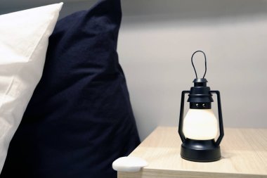 En iyi ışık, başucu göğüs. Başucu halı. Yatak yumuşak battaniye yastıklar. Coziness atmosfer. Akşam evde.