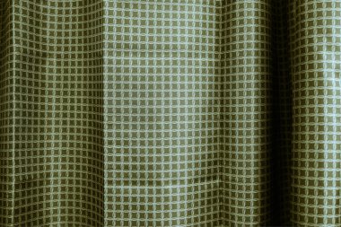 karanlık perdeleri odasında. köşe penceresinde koyu gri perde.