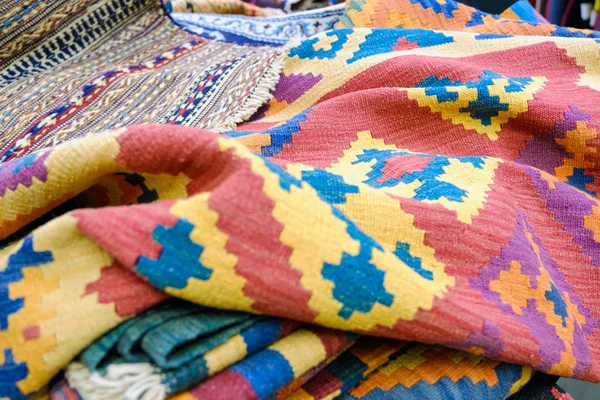 Renkli geleneksel Perulu tarzı, yakın çekim halının yüzeyi. Dokular.
