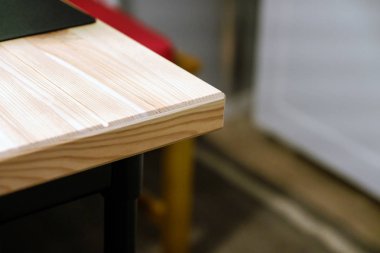 Boş ahşap masa ve bulanık mutfak arka plan, bokeh.