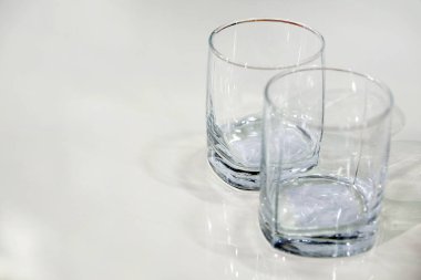 iki boş bardak. yukarıdan görmek. Tablo boş yüzey.