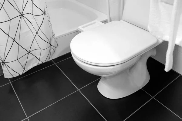 Gran Accesorio Asiento Inodoro Blanco Cerámico Ducha Cortina Albornoz Blanco — Foto de Stock