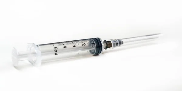 Disposable syringe. Plastic insulin syringe. The insulin syringe with the lid open shows sharp needles. Injection medicine. Medical equipment. — Stock Photo, Image