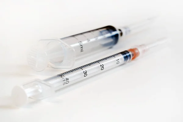 Disposable syringe. Plastic insulin syringe. The insulin syringe with the lid open shows sharp needles. Injection medicine. Medical equipment. — Stock Photo, Image