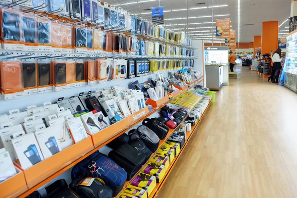 San Petersburgo. Rusia. 11.26. 2018 Estantes de la tienda de electrónica. Smartphones y tabletas — Foto de Stock