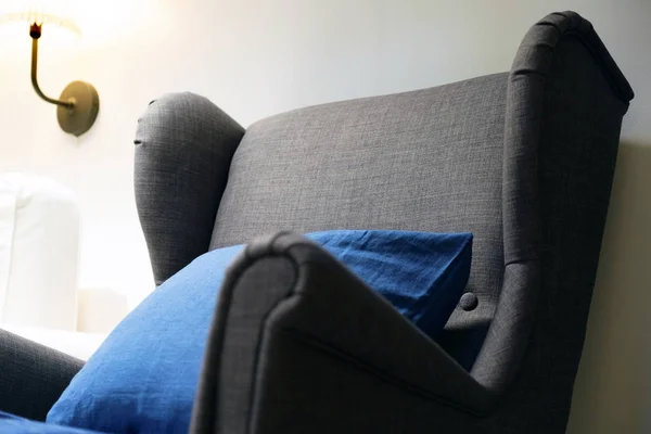 Cadeira Macia Azul Com Travesseiro Lâmpada Leitura Traseira Alta Acima — Fotografia de Stock