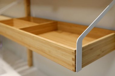 Ev kullanımı ve bulanık mutfak arka plan, bokeh için boş ahşap raf.