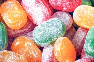 Bir kavanoz parlak şeker. Bir sevinç çocuk, çok tatlılar. Çeşitli renkler şeker. Karamel toz şeker. Renkli şeker. Kırmızı sarı yeşil turuncu.