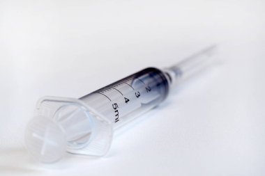 Tek kullanımlık şırınga. Plastik insülin şırınga. İnsülin şırınga kapağını açık keskin iğne gösterir. Enjeksiyon tıp. Tıbbi malzeme. Şeker hastaları için insülin şırınga.