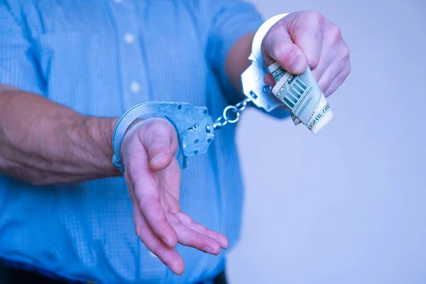 The detained criminal wants to pay off the police representative. Handcuffs on the wrists of the detained man — Stock Photo, Image