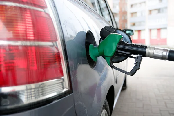 Mann pumpt an Tankstelle Benzin ins Auto — Stockfoto