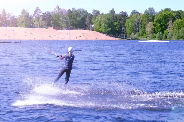 Sportler Wakeboarder Macht Einen Sprung Mit Einem Salto Der Luft — Stockfoto