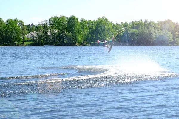 Atleta Wakeboarder Realiza Salto Com Salto Mortal Luz Sol — Fotografia de Stock