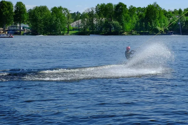 Atlet-wakeboarder havada bir atlama bir takla ile gerçekleştirir. Güneş ışığında.
