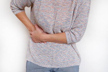 Karın ağrısı acı bir kadın. Sağlık sorunu. Kadın karnında elele