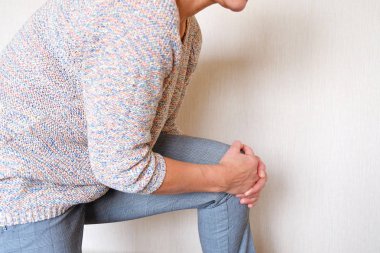 Genç kız onu diz ağrısı bir uyum içinde yakaladı. Eklem hastalığı.