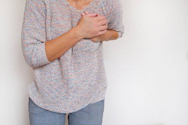 Göğüs ağrısı acı bir kadın. Sağlık sorunu. Kadın meme üzerinde elele