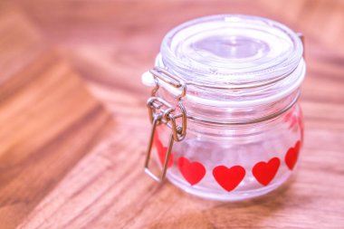 Sofra ayarlayın. Masanın üzerinde farklı tabak seti.