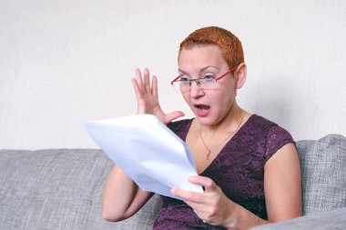 Güzel bir kız bardaklarda kırmızı çerçeve ile laptop çalışır. Sevinç duygu ile başarılı bir işlem jesti.