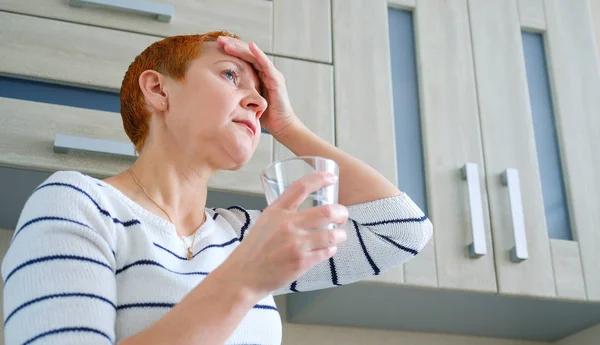 Massiert Seine Schläfen Eine Frau Die Unter Kopfschmerzen Leidet Gesundheitliche — Stockfoto