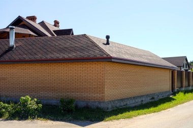 Kır evi. Güzel yaz yazlık yeşil bahçe.