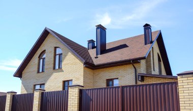 Kır evi. Güzel yaz yazlık yeşil bahçe.