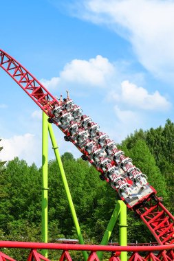 Eğlence Parkı. Mavi gökyüzü arka plan treninde. Manzara.