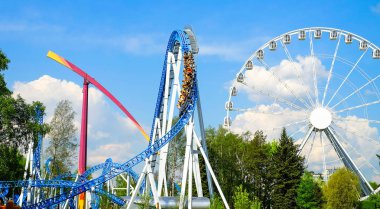 Eğlence Parkı. Dönme dolap. Taksiler mavi gökyüzü arka plan üzerinde. Manzara.