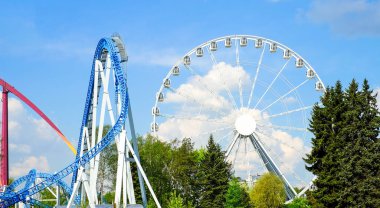 Eğlence Parkı. Dönme dolap. Taksiler mavi gökyüzü arka plan üzerinde. Manzara.