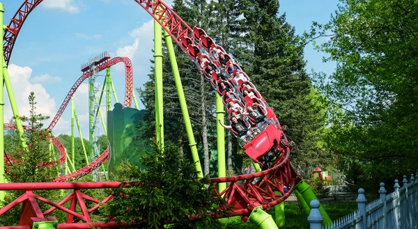 İnsanların kendi elleriyle eğlence var. Duygular sevinç ve adrenalin. Roller coaster binmek. Saint-Petersburg. Rusya. 17.05.2018. — Stok fotoğraf