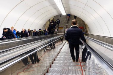 Merdiven yürüyen merdiven Yeraltı Metro İstasyonu içinde hareket. İnsanlar yürüyen merdiven tırmanma. Yeraltı Metro yürüyen merdiven. Saint-Petersburg. Rusya. 01.09.2019.
