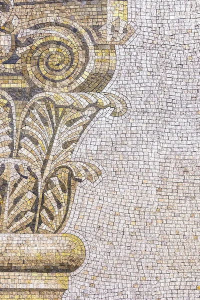 Dinding mosaik dengan gambar. Latar belakang ubin mosaik. Permukaan mosaik dalam gaya antik — Stok Foto