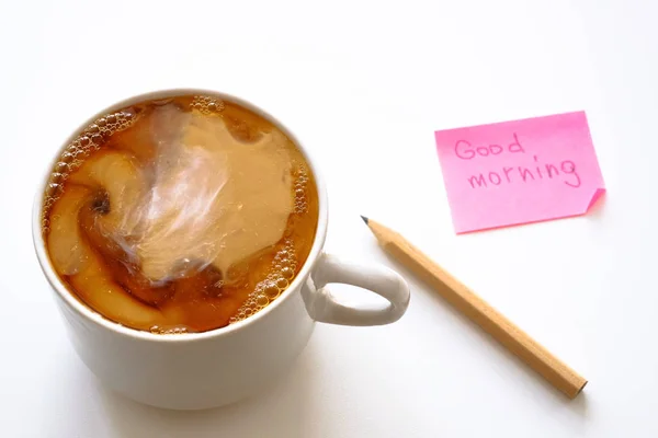 Bir Fincan Kahve Fincan Kahve Masada Kahve Kremalı Etiket Kalem — Stok fotoğraf