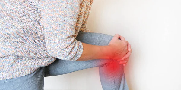 Pijn Gebied Rode Achtergrond Het Jonge Meisje Pakte Haar Knie — Stockfoto