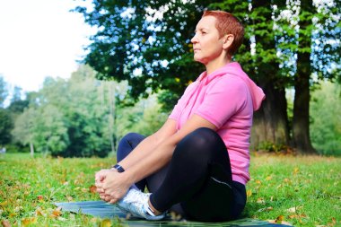 Elastik eklemler. Kasları geliştirmek için egzersizler. Jimnastik temiz havada. Sağlık kavramı. Yoga.