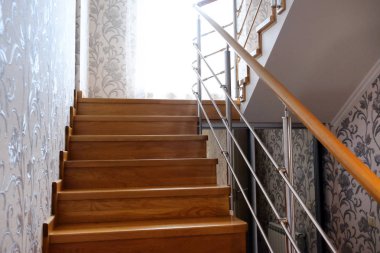 Katlar merdiven ahşap cottage için değerli doğurmak üzerinden. Ahşap merdiven ikinci katta. Kahverengi Ahşap korkuluk ile modern ahşap merdiven.