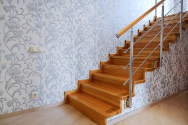 Katlar merdiven ahşap cottage için değerli doğurmak üzerinden. Ahşap merdiven ikinci katta. Kahverengi Ahşap korkuluk ile modern ahşap merdiven.