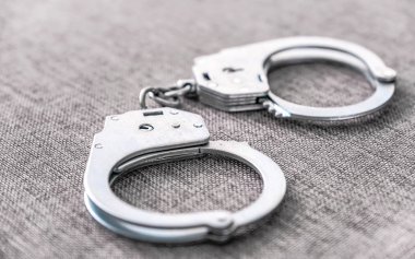 Masanın üzerinde kelepçe. Polis birimi. Yakın çekim üstten görünüm seçici odak.