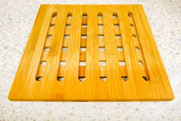 Ξύλινη βάση για τηγάνι. Σταθείτε με σχισμές, κατασκευασμένα από ξύλο μπαμπού — Φωτογραφία Αρχείου