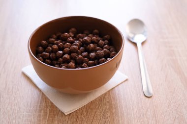 süt kahvaltıda çikolata Mısır topları. Damla su sıçramalarına sütlü çıtır kahvaltı bir kasenin içine tahıl zengin buğday, yulaf ve kepek, güne canlandırıcı bir başlangıç için dökme