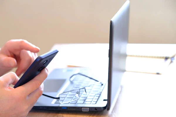 Smartphone Las Manos Del Modo Sms Café Vaso Gafas Cuaderno —  Fotos de Stock