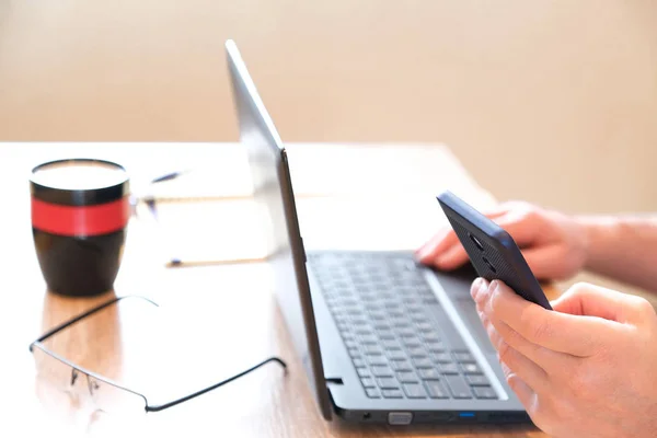 Smartphone Las Manos Del Modo Sms Café Vaso Gafas Cuaderno —  Fotos de Stock