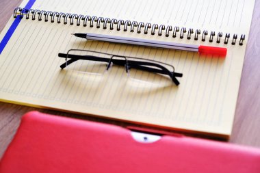 Tablet bilgisayar kırmızı durumda büyük bir aksesuar tablet için stand. Ayrıntılı defter ve gözlük. İş için