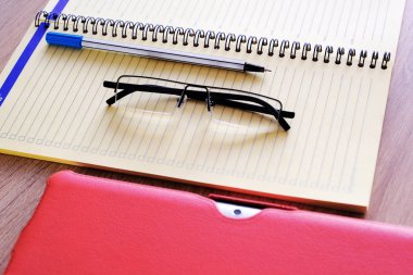 Tablet bilgisayar kırmızı durumda büyük bir aksesuar tablet için stand. Ayrıntılı defter ve gözlük. İş için